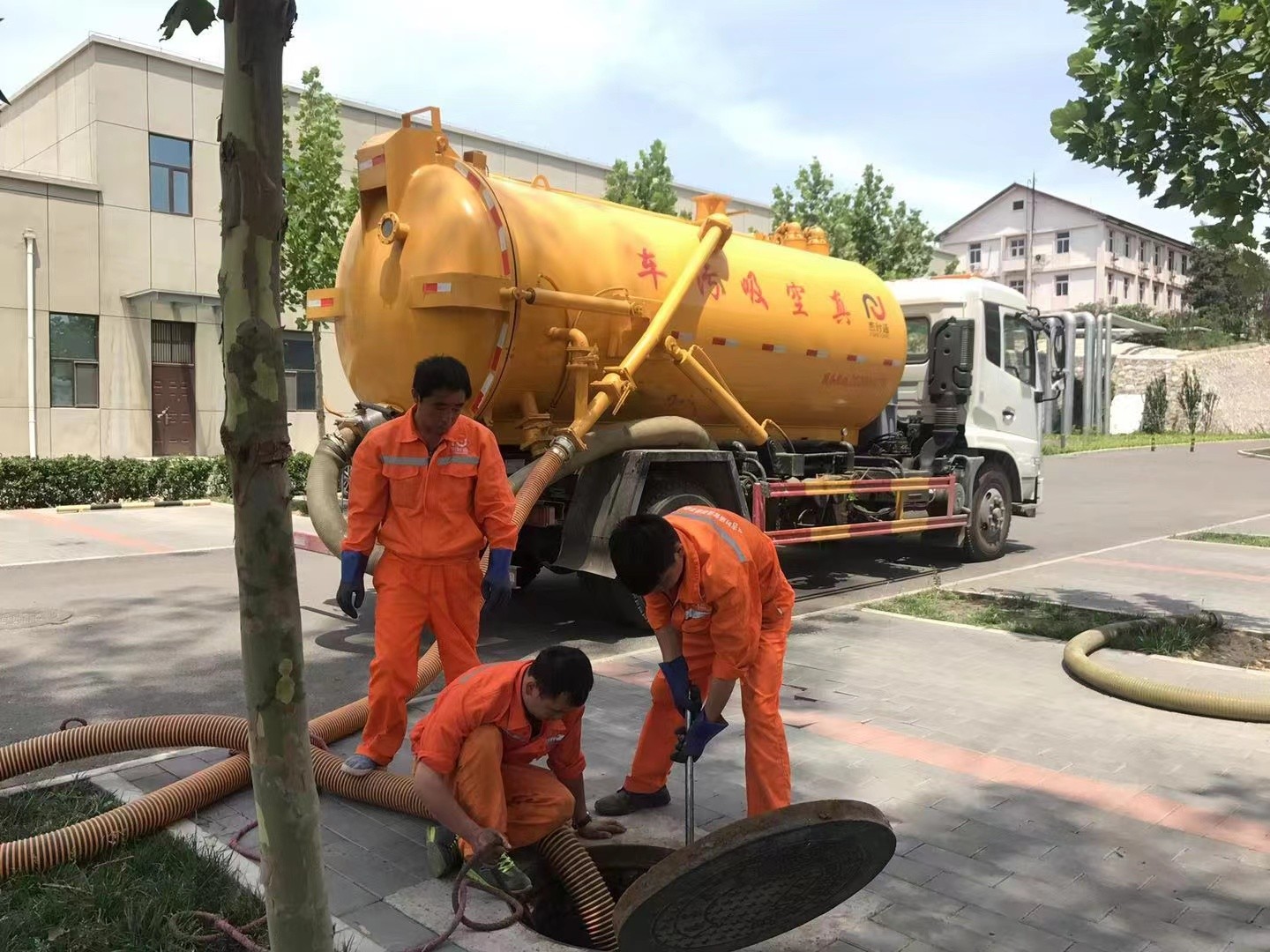 高青管道疏通车停在窨井附近