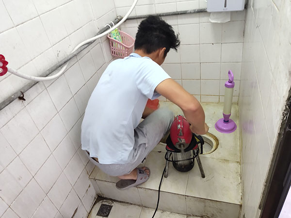 高青管道堵塞冒臭气 专业师傅现场解决问题